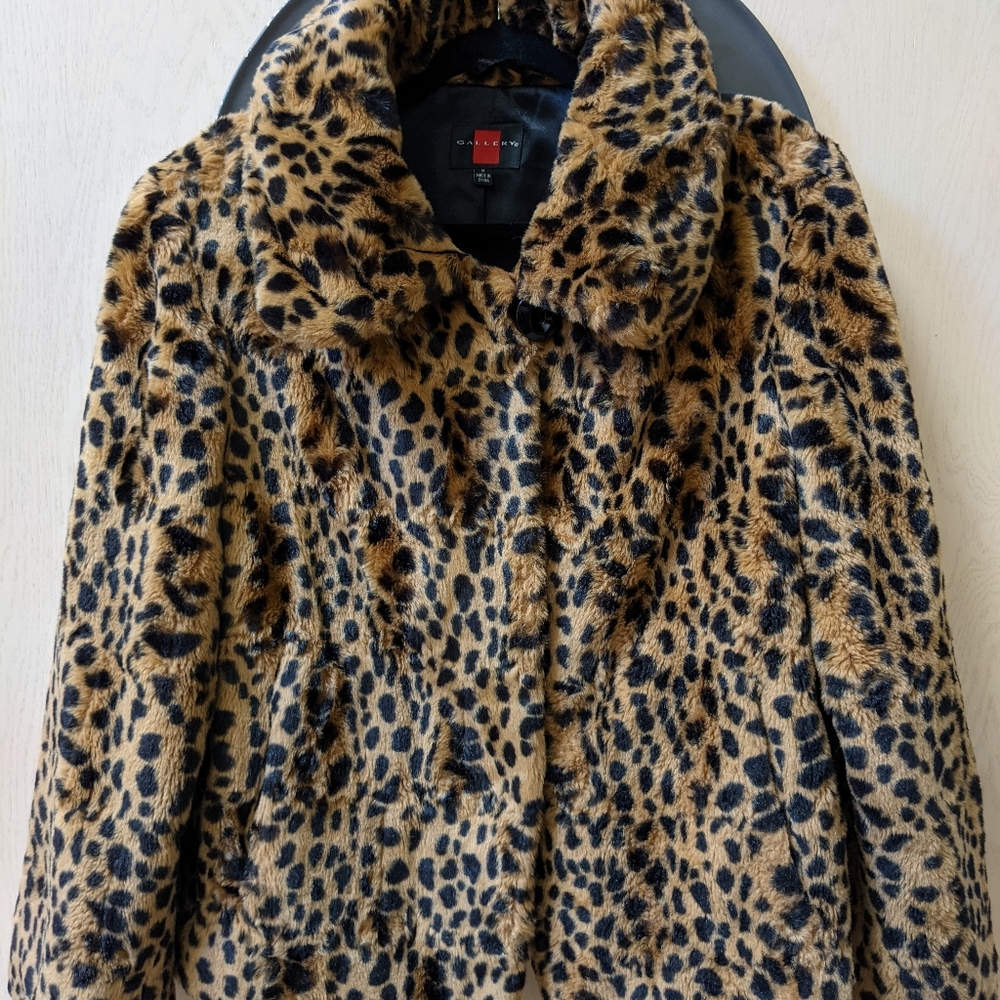Gallery Button Up Faux Fur Leopard Short Jacket